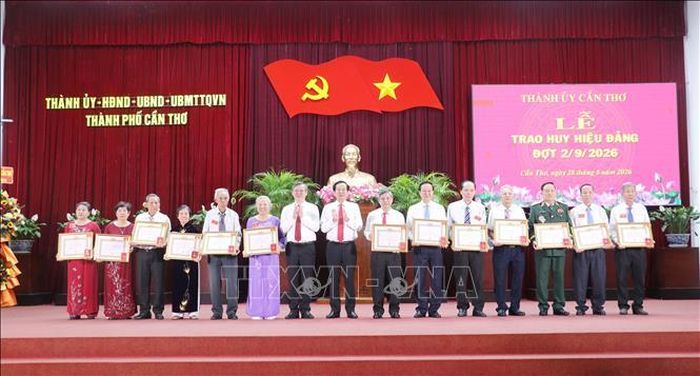 Tặng Huy hiệu Đảng cho các đồng chí cao niên tuổi đảng trong dịp lễ 2/9/2026.
