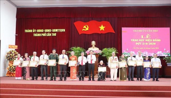 Tặng Huy hiệu Đảng cho các đồng chí cao niên tuổi đảng trong dịp lễ 2/9/2026.