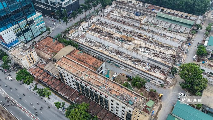 Theo quan sát từ trên cao, phần lớn mái của nhà máy đã được tháo dỡ.