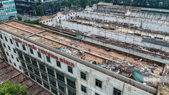 Trước đó, Công ty cổ phần Giầy Thượng Đình dự kiến trình cổ đông thông qua kế hoạch chuyển toàn nhà máy sản xuất hiện tại ở 277 Nguyễn Trãi về khu công nghiệp Đồng Văn, phường Duy Hà, tỉnh Ninh Bình. Thời gian di chuyển nhà máy dự kiến từ tháng 5 đến tháng 8/2026.
