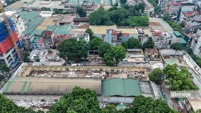 Trước đó, cuối năm 2025, UBND Tp.Hà Nội đã thoái gần 69% vốn tại doanh nghiệp, với hai nhà đầu tư cá nhân chi khoảng 1.380 tỷ đồng để sở hữu toàn bộ số cổ phần này. Ngay sau đó, bộ máy lãnh đạo mới được bổ nhiệm, trong đó có các nhân sự liên quan hệ sinh thái Vinaconex, mở ra định hướng hợp tác trong lĩnh vực bất động sản và đầu tư tài chính.