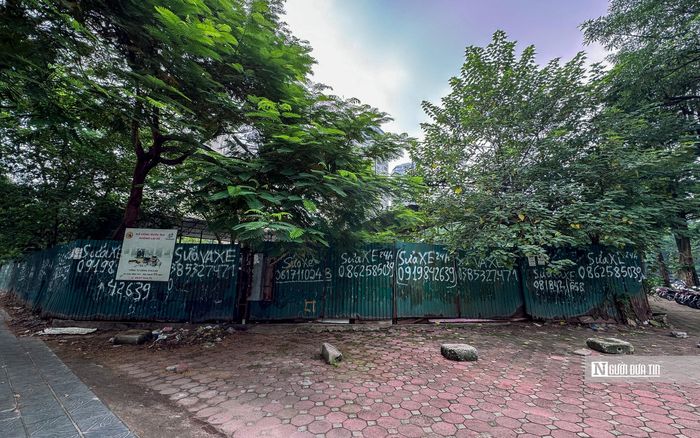 Theo ghi nhận, khu đất khoảng 8.000m2 hiện vẫn trong tình trạng quây tôn với một mặt giáp đường Trần Duy Hưng và phố Nguyễn Xuân Linh.