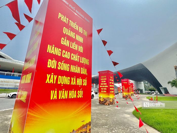 Hàng trăm pano, biểu trưng cỡ lớn đã được dựng lên khắp nơi với các khẩu hiệu chào mừng thành phố Quảng Ninh, cổ vũ khí thế thi đua xây dựng thành phố trẻ.
