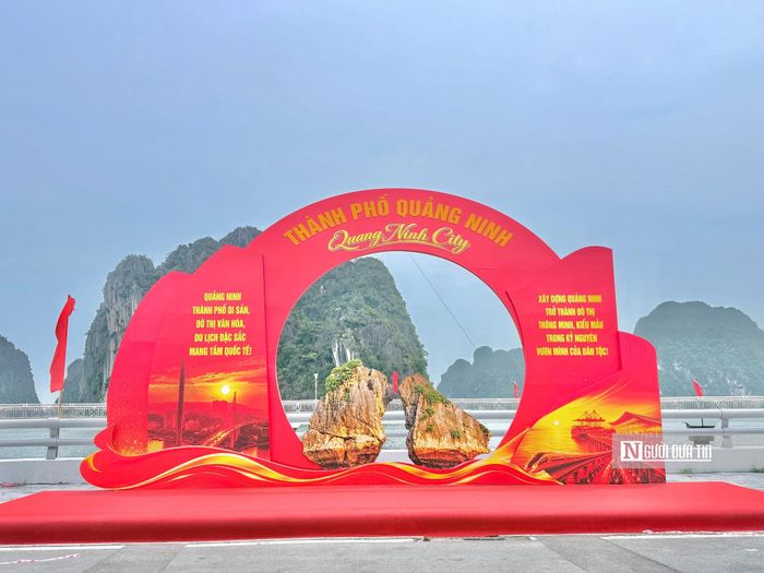Cổng check-in cỡ lớn được dựng tại khu vực đường bao biển Trần Quốc Nghiễn, đoạn phía trước trung tâm thương mại Vincom, phía dưới chân núi Bài Thơ lịch sử; tạo điểm tham quan, chụp ảnh lưu niệm cho người dân và du khách.