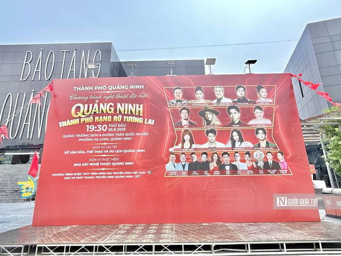 Cùng ngày, lúc 20h10, tại Quảng trường 30/10 và đường bao biển Trần Quốc Nghiễn, chương trình nghệ thuật đặc biệt “Quảng Ninh - Thành phố rạng rỡ tương lai” sẽ lên sóng truyền hình trực tiếp. Chương trình dự kiến thu hút khoảng 100.000 đại biểu, nhân dân và du khách tham dự trực tiếp, với khoảng 1.000 nghệ sĩ, diễn viên và lực lượng diễu hành.