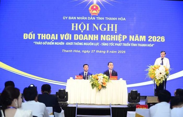 Ông Tô Anh Dũng, Chủ tịch UBND tỉnh Thanh Hóa (ngồi bàn ở bên phải) và ông Nguyễn Xuân Hưng, Chủ tịch Hiệp Hội doanh nghiệp tỉnh Thanh Hóa đồng chủ trị Hội nghị đối thoại với doanh nghiệp năm 2026 (Ảnh: Ban Tuyên giáo tỉnh Thanh Hóa).