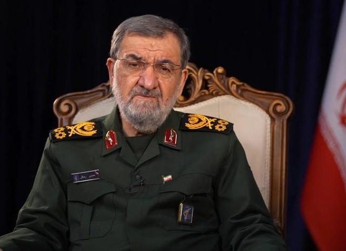 Tướng Mohsen Rezaei trả lời phỏng vấn đài Al Manar của Lebanon, trong video được phát sóng ngày 27/8. Ảnh: Al Manar TV