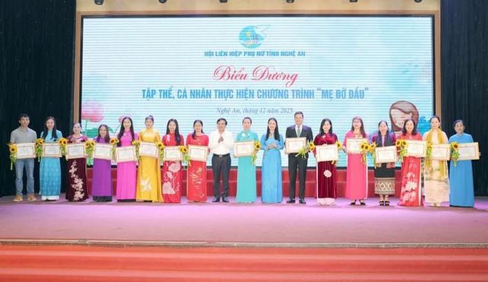 Hội Liên hiệp Phụ nữ tỉnh Nghệ An tổ chức Lễ biểu dương tập thể, cá nhân thực hiện chương trình “Mẹ đỡ đầu”.