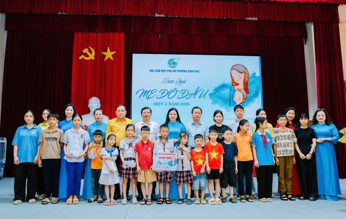 Hội liên hiệp phụ nữ phường Vinh Phú trao quà Mẹ đỡ đầu đợt 2 năm 2026.
