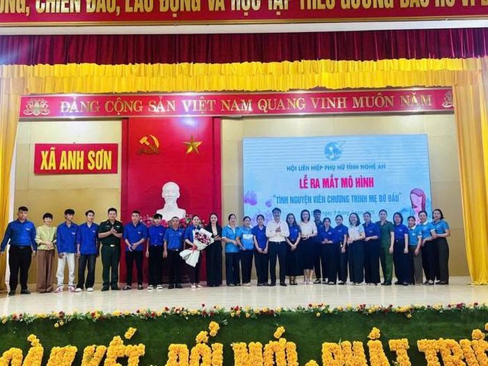 Hội Liên hiệp Phụ nữ tỉnh Nghệ An tổ chức lễ ra mắt mô hình tình nguyện viên chương trình mẹ đỡ đầu.