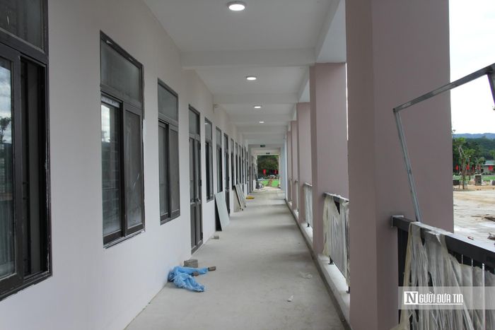 Đến nay, tiến độ thi công tổng thể đạt 95% khối lượng. Các hạng mục chính như: nhà nội trú, nhà học THCS 3 tầng, nhà hiệu bộ THCS và khối nhà học tiểu học đạt 94-99% khối lượng. Nhà đa năng, nhà ăn đạt 78-83% khối lượng; mương thoát nước đạt 96% khối lượng; cổng, hàng rào đã hoàn thành...