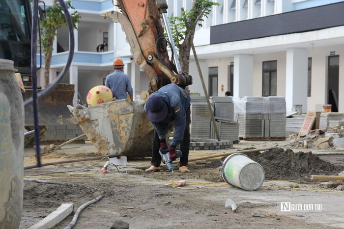 Đại diện Ban Quản lý Dự án đầu tư xây dựng công trình dân dụng và hạ tầng khu vực tỉnh Hà Tĩnh, cho biết, mặc dù quá trình xây dựng gặp nhiều khó khăn do thời tiết khắc nghiệt và biến động giá vật liệu, các nhà thầu đã chủ động triển khai nhiều giải pháp, cơ bản bảo đảm tiến độ đề ra.