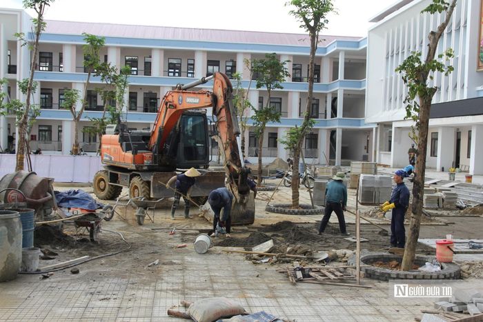 Dự án Trường phổ thông nội trú liên cấp tiểu học và trung học cơ sở Sơn Kim 1 có tổng mức đầu tư 140,7 tỷ đồng, quy mô 31 lớp học cùng hệ thống phòng học bộ môn, khu nội trú, nhà ăn, đáp ứng nhu cầu học tập, sinh hoạt cho hơn 1.300 học sinh vùng biên giới.