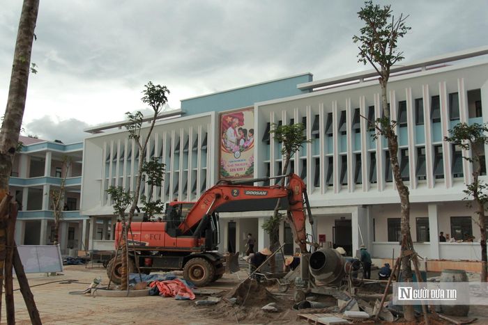 Thời điểm này, trên địa bàn thời tiết đang diễn biến thất thường, trưa nắng nóng, chiều đổ mưa, ảnh hưởng rất lớn đến quá trình thi công dự án.