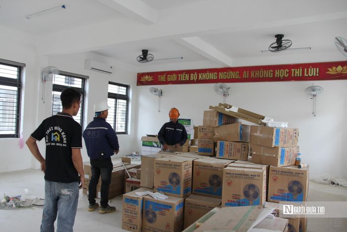 Các tổ công nhân tiếp tục hoàn thiện phòng học, lắp đặt kính cửa, quạt điện, điều hòa và các thiết bị phục vụ dạy, học. Mục tiêu là bảo đảm trường đủ điều kiện hoạt động ổn định ngay từ năm học mới. Lễ khánh thành dự kiến được tổ chức gắn với lễ khai giảng năm học 2026-2027 vào ngày 5/9/2026.