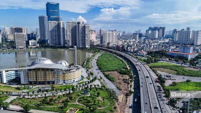 Các bến xe sẽ căn cứ lượng khách thực tế, tỷ lệ lấp đầy phương tiện, số hành khách đang chờ và năng lực phương tiện chuẩn bị vào bến để điều chỉnh phương án khai thác phù hợp. Trong ảnh là giao thông thông thoáng chiều ngày 28/8 xung quanh khu vực Mỹ Đình.