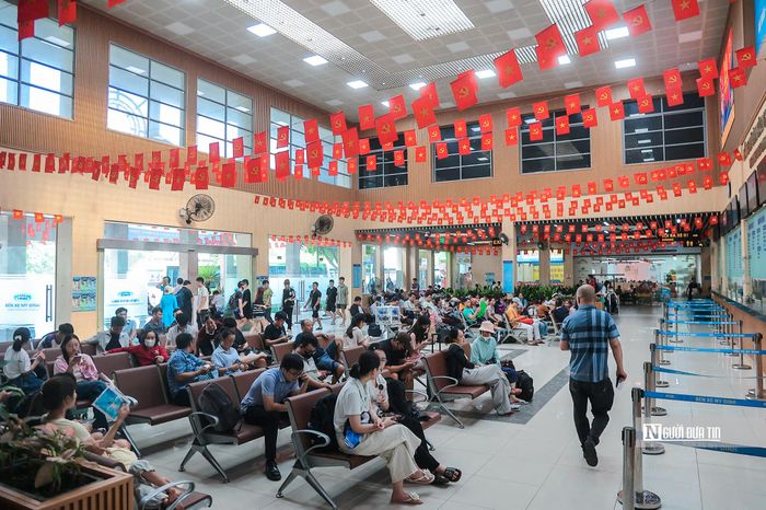 Bên trong khu vực sảnh chờ bến xe Mỹ Đình chiều ngày 28/8 có rất đông người dân ngồi chờ.