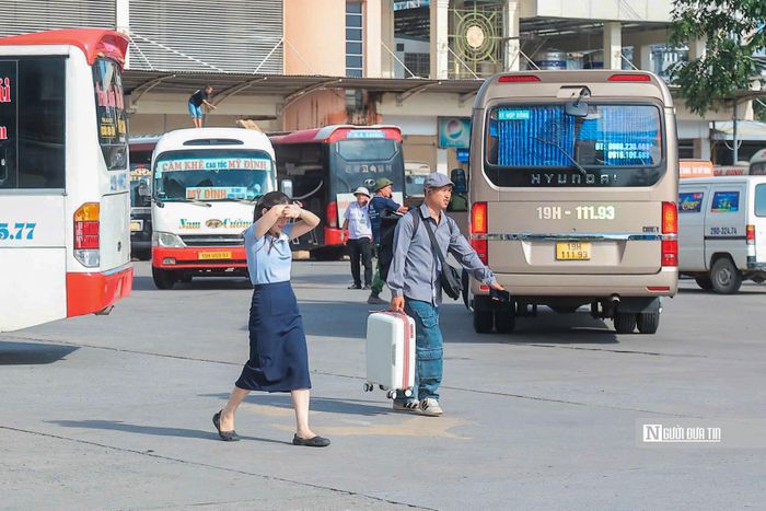 Ai cũng lỉnh kỉnh đồ đạc mang theo về quê nghỉ lễ.