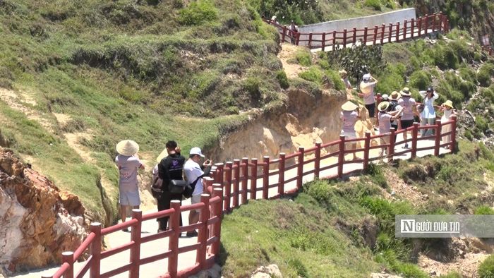 Du khách tham quan, check-in tại Eo Gió - một điểm đến nổi tiếng của Gia Lai.