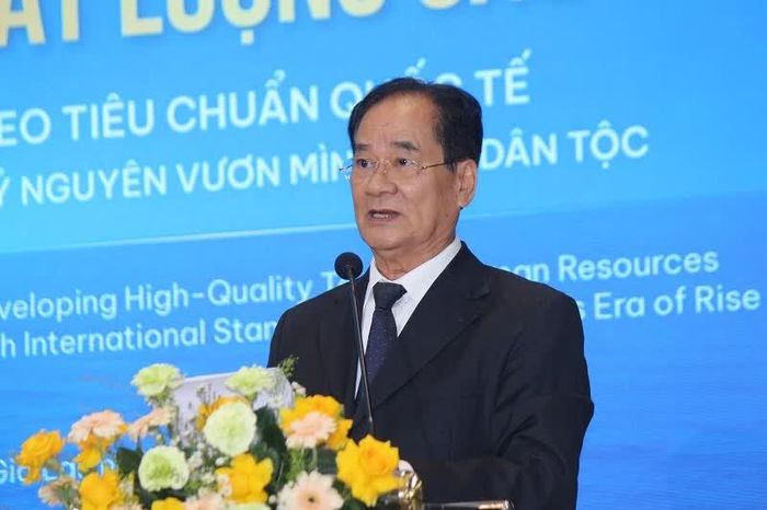 GS.TS Đào Mạnh Hùng – Chủ tịch Liên Chi hội Đào tạo Du lịch Việt Nam trình bày phát biểu đề dẫn. 