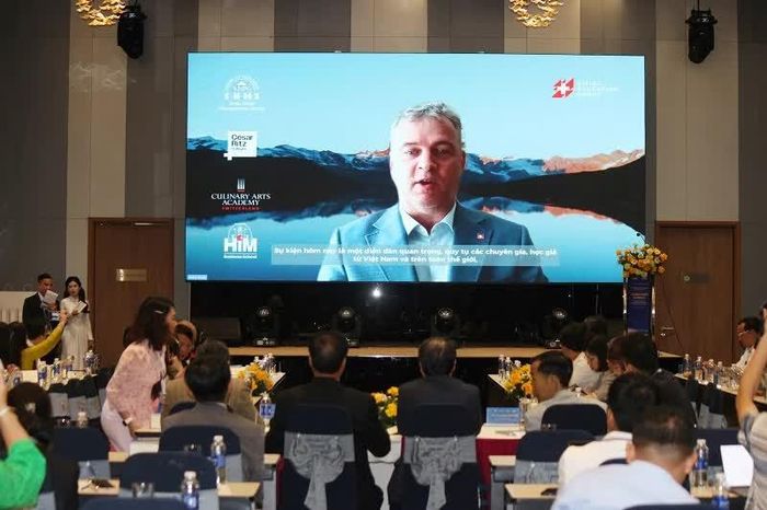 Ông John A. Daly - Giám đốc Học thuật khu vực châu Á - Thái Bình Dương Tổ chức giáo dục Thụy Sĩ Swiss Edu Hub chia sẻ tham luận trực tuyến.