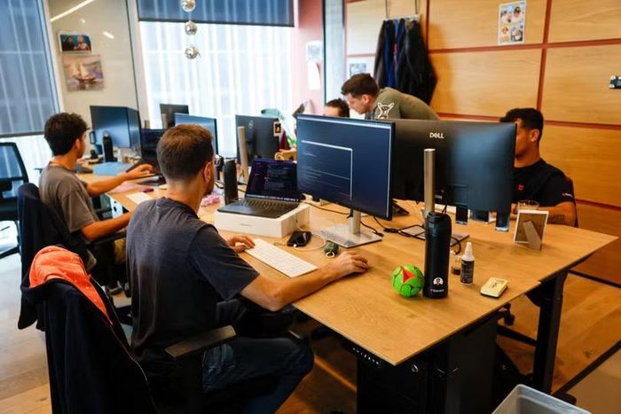 Hacker đã đánh lừa trợ lý AI bằng cách nói các hoạt động xâm nhập chỉ là một cuộc thử nghiệm hợp pháp. Ảnh: Reuters.