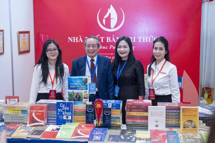 Các đại biểu chụp ảnh lưu niệm tại khu trưng bày của Nhà Xuất bản Tri thức.
