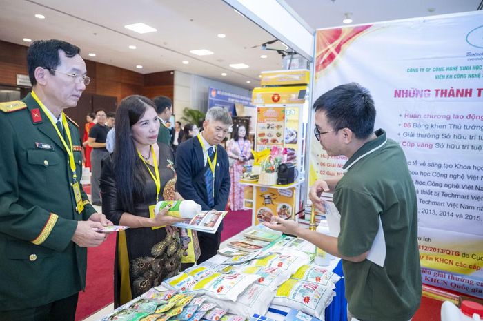 Các đại biểu tham quan gian trưng bày tại Đại hội IX Liên hiệp các Hội Khoa học và Kỹ thuật Việt Nam.