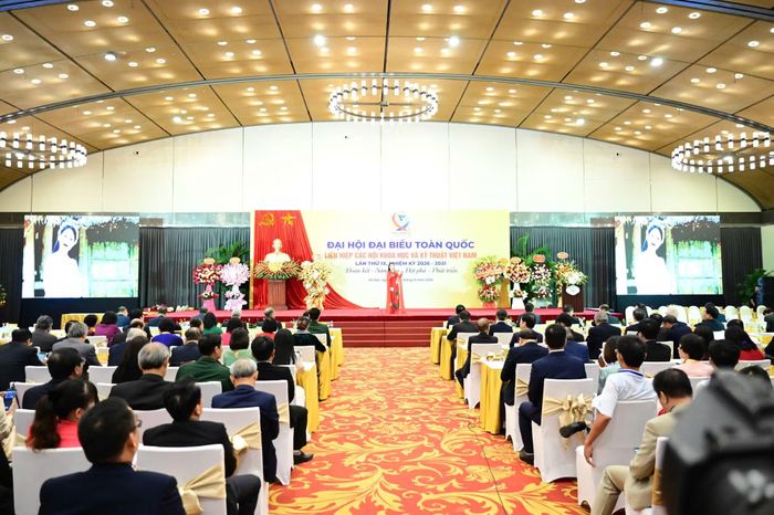 Chương trình văn nghệ chào mừng Đại hội toàn quốc Liên hiệp hội Việt Nam lần thứ IX với những tiết mục mang đậm truyền thống cách mạng, truyền thống yêu nước và nét đẹp tri thức của đội ngũ Tri thức Việt Nam được các nghệ sĩ trình bày tại Đại hội.