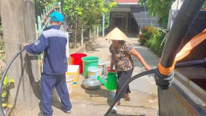 Trong lúc chờ Trạm xử lý nước lưu động Thủy Yên vận hành, người dân Chân Mây - Lăng Cô vẫn phụ thuộc vào các xe bồn chở nước lưu động. Ảnh NL.