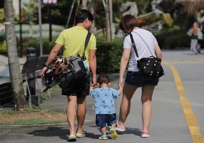 Cha mẹ được nghỉ chăm con 24 ngày/năm thay vì 3 ngày trước đây. Ảnh: Toutiao.