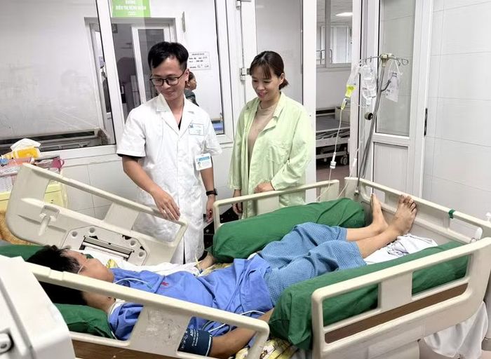 Nụ cười đã nở trên môi bệnh nhân, phụ huynh và cả bác sĩ. Ảnh: Vân Anh.