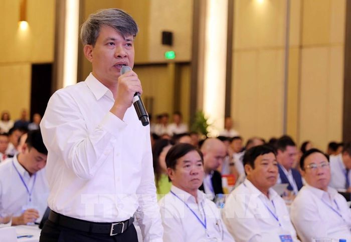 Ông Nguyễn Minh Hải - đại diện Công ty TNHH Đầu tư và Phát triển Lam Kinh ý kiến về phát triển cụm công nghiệp trên địa bàn cần có chính sách hỗ trợ đẩy nhanh thủ tục hành chính. Ảnh: Việt Hoàng - TTXVN