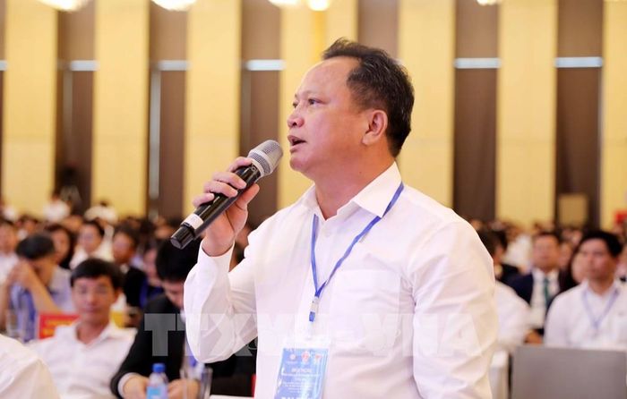 Ông Hoàng Chí Minh - Chủ tịch Hội doanh nghiệp xã Hà Trung ý kiến về giá vật liệu cao ảnh hưởng tới công tác thực hiện các dự án. Ảnh: Việt Hoàng - TTXVN