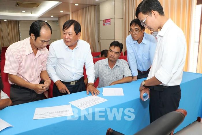 Các thành viên Tổ cộng đồng bảo vệ nguồn lợi thủy sản thảo luận, chia sẻ kinh nghiệm. ẢNh: Hồng Thái-TTXVN
