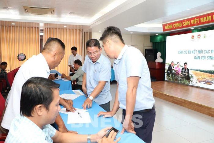 Các thành viên Tổ cộng đồng bảo vệ nguồn lợi thủy sản thảo luận, chia sẻ kinh nghiệm. ẢNh: Hồng Thái-TTXVN