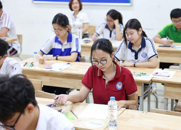 Thí sinh trước giờ làm bài thi môn Toán tại điểm thi Trường THCS Ngô Sĩ Liên. Ảnh: Thanh Tùng - TTXVN