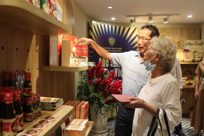 Người dân Thủ đô hào hứng mua sắm. Ảnh: BCT