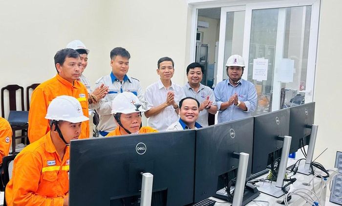 Các đơn vị liên quan chứng kiến thời khắc đóng điện dự án. Ảnh: Thắng Trung/BNEWS/TTXVN