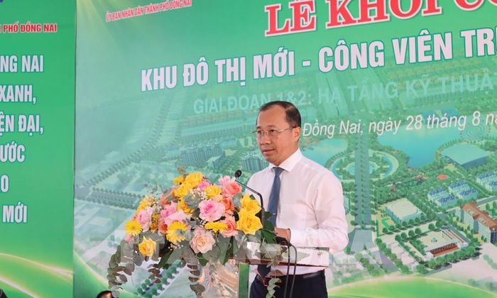 Phát biểu tại lễ khởi công, ông Nguyễn Anh Tuấn, Giám đốc Sở Xây dựng thành phố Đồng Nai đề nghị chủ đầu tư tập trung nguồn lực, đẩy nhanh tiến độ thi công, bảo đảm chất lượng công trình, an toàn lao động, an toàn giao thông và vệ sinh môi trường. Ảnh: Đậu Tất Thành - TTXVN