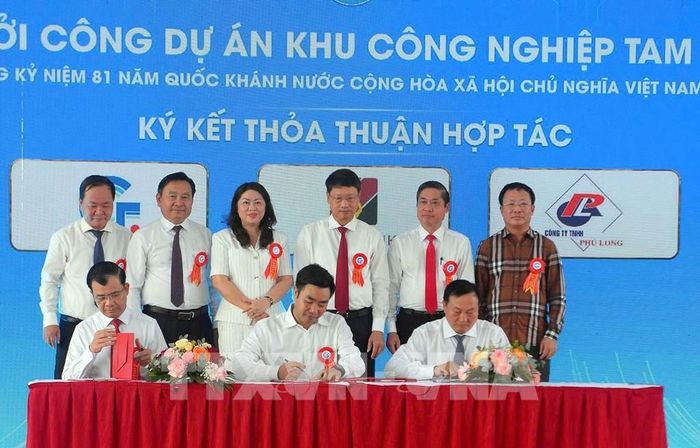 Chủ đầu tư ký kết các biên bản hợp tác trong triển khai dự án. Ảnh: Trần Tĩnh - TTXVN