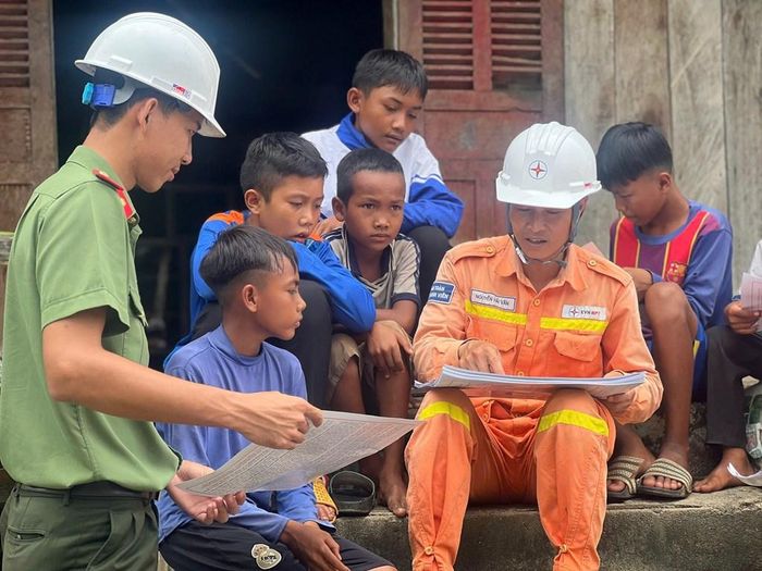 TTĐ Đắk Lắk phối hợp cùng phòng PA04 tuyên truyền bảo vệ ATHLLĐ. Ảnh: PTC3