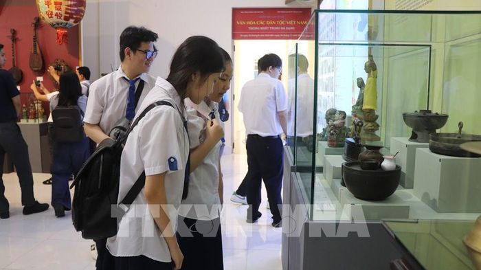 Thế hệ trẻ tìm hiểu về văn hóa thông qua các hiện vật trưng bày. Ảnh: Nguyễn Hằng - TTXVN