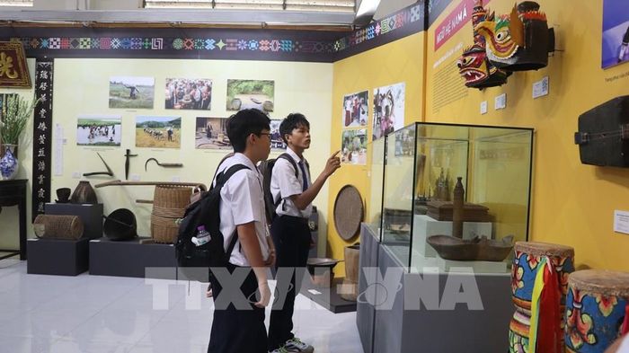 Thế hệ trẻ tìm hiểu về văn hóa thông qua các hiện vật. Ảnh: Nguyễn Hằng - TTXVN