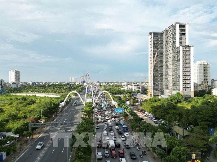 Chiều 28/8 các phương tiện nối dài trên đường Võ Chí Công hướng lên cầu Nhật Tân. Ảnh: Lê Đông - TTXVN