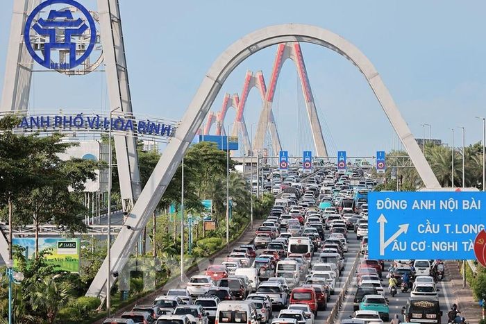 Giao thông trên đường Võ Chí Công hướng lên cầu Nhật Tân trở nên đông đúc và ùn tắc cục bộ. Ảnh: Lê Đông - TTXVN