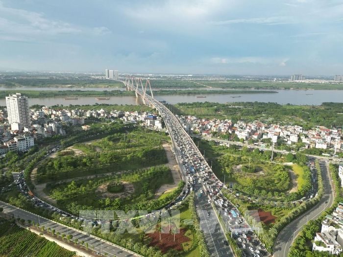 Giao thông trên đường Võ Chí Công hướng lên cầu Nhật Tân trở nên đông đúc và ùn tắc cục bộ vào cuối chiều 28/8. Ảnh: Lê Đông - TTXVN