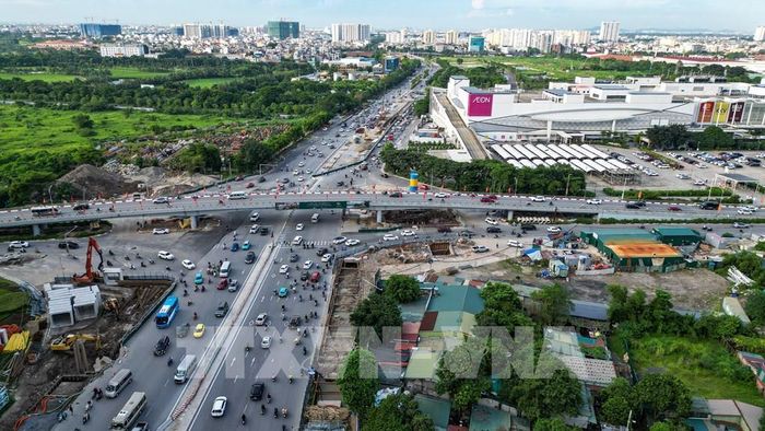 Phía bên Long Biên mật độ giao thông bình thường. Ảnh: Minh Quyết - TTXVN