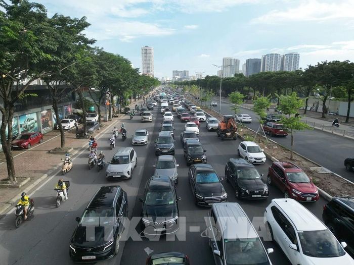 Các phương tiện di chuyển khó khăn trên đường Võ Chí Công hướng đi cầu Nhật Tân vào chiều 28/8. Ảnh: Lê Đông - TTXVN