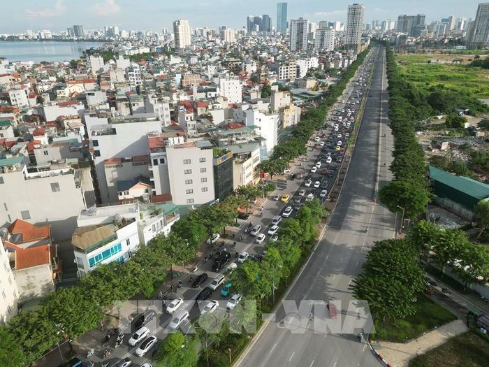 Chiều 28/8, giao thông trên tuyến đường Võ Chí Công hướng lên cầu Nhật Tân ùn tắc cục bộ do lượng phương tiện tăng cao trước kỳ nghỉ lễ 2/9. Ảnh: Lê Đông - TTXVN